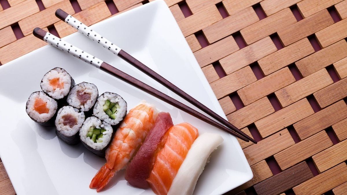 V tokijské restauraci vám na stole dost možná přistane jídlo, které jste si neobjednali
